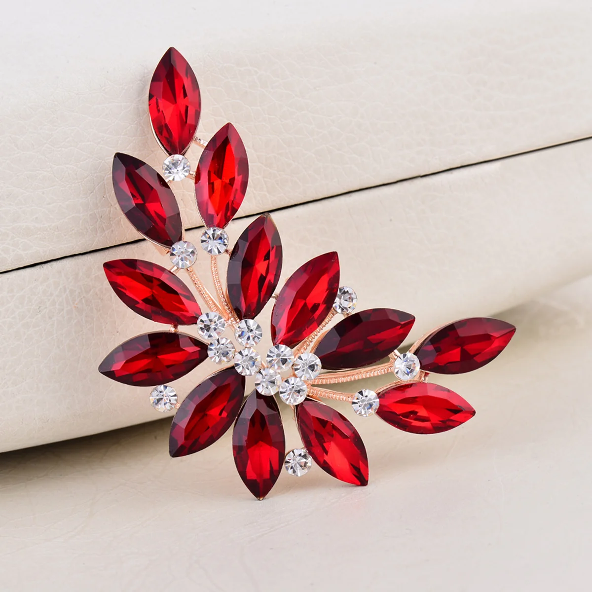 明るい赤色のクリスタルリーフ型ブーケブローチラインストーンウェディングブライダルコサージュ、ブライズメイド、プロム、特別な機会、女性用