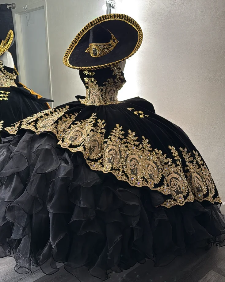 

Роскошное черное платье Charro Quinceanera с золотой аппликацией и кристаллами с оборками, корсет с открытыми плечами, платья на заказ