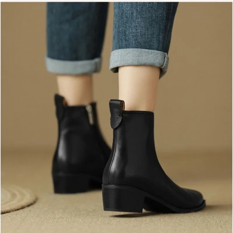 حذاء طويل للكاحل على الطراز البريطاني مبطن بالقطيفة الدافئة للنساء 2025، حذاء بكعب مكتنز وكعب جانبي وسحاب جانبي، حذاء كاحل شتوي عتيق