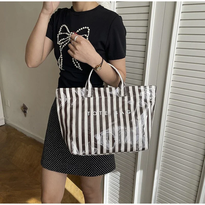 PVC-Tragetasche, wasserdichte modische Damen-Umhängetasche mit vertikalen Streifen, große Arbeitstasche mit Henkel, Shopper-Tasche – Detail 7