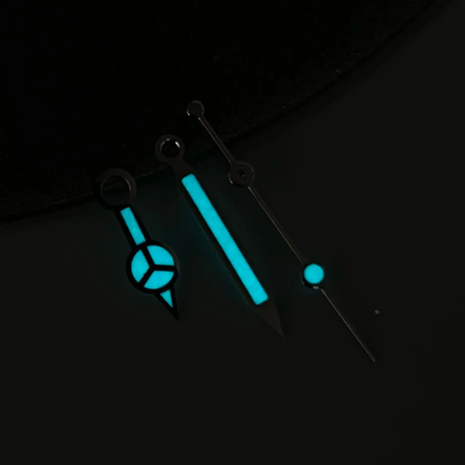 ﻿   28,5 mm NH35 horloge kalender wijzerplaat groen lichtgevend SKX mod geen logo geschikt voor NH36/NH35 gemodificeerde vervanging wijzerplaat