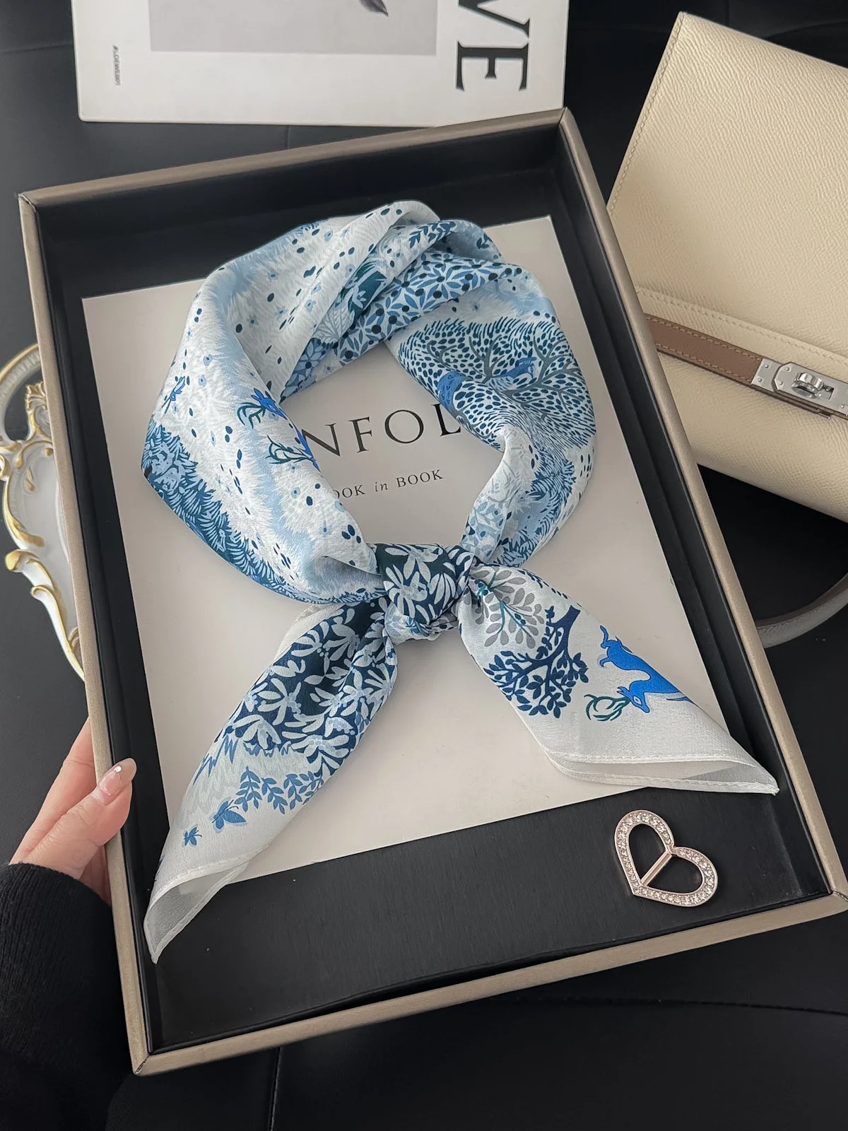 春夏軽量シルクスカーフ-00-桑絹-65cm-フレッシュブルーホワイトプリント-通勤用-多用途-小さめネックスカーフ