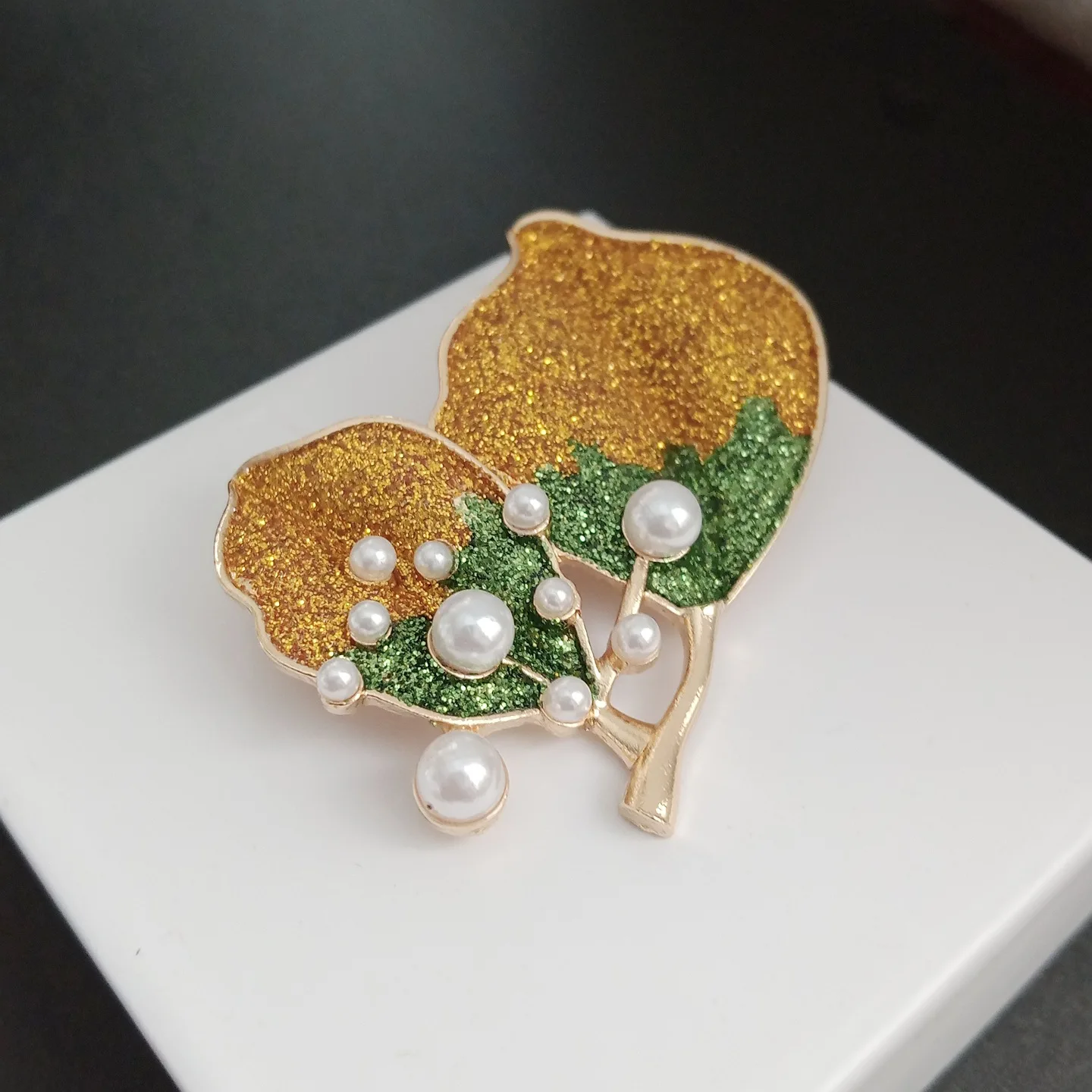 Cross border high-end fashion accessories, new pin chest flower, palace style retro leaf pearl brooch