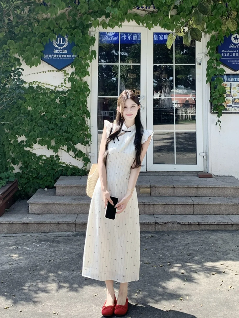 فستان تشيباو الصيني الجديد 2025 الصيف الأزهار طباعة ألين صورة ظلية الوجودية الجمالية رفرفة الأكمام تصميم المرأة الموضة