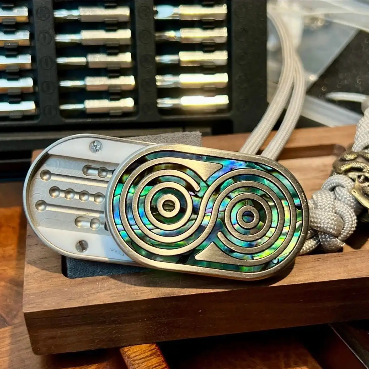 ضوء القمر الأبيض أم اللؤلؤ الإيقاعي Edc بطاقات الدفع الميكانيكية تخفيف التوتر اللعب الدورية بطاقات دفع مستقيمة #3