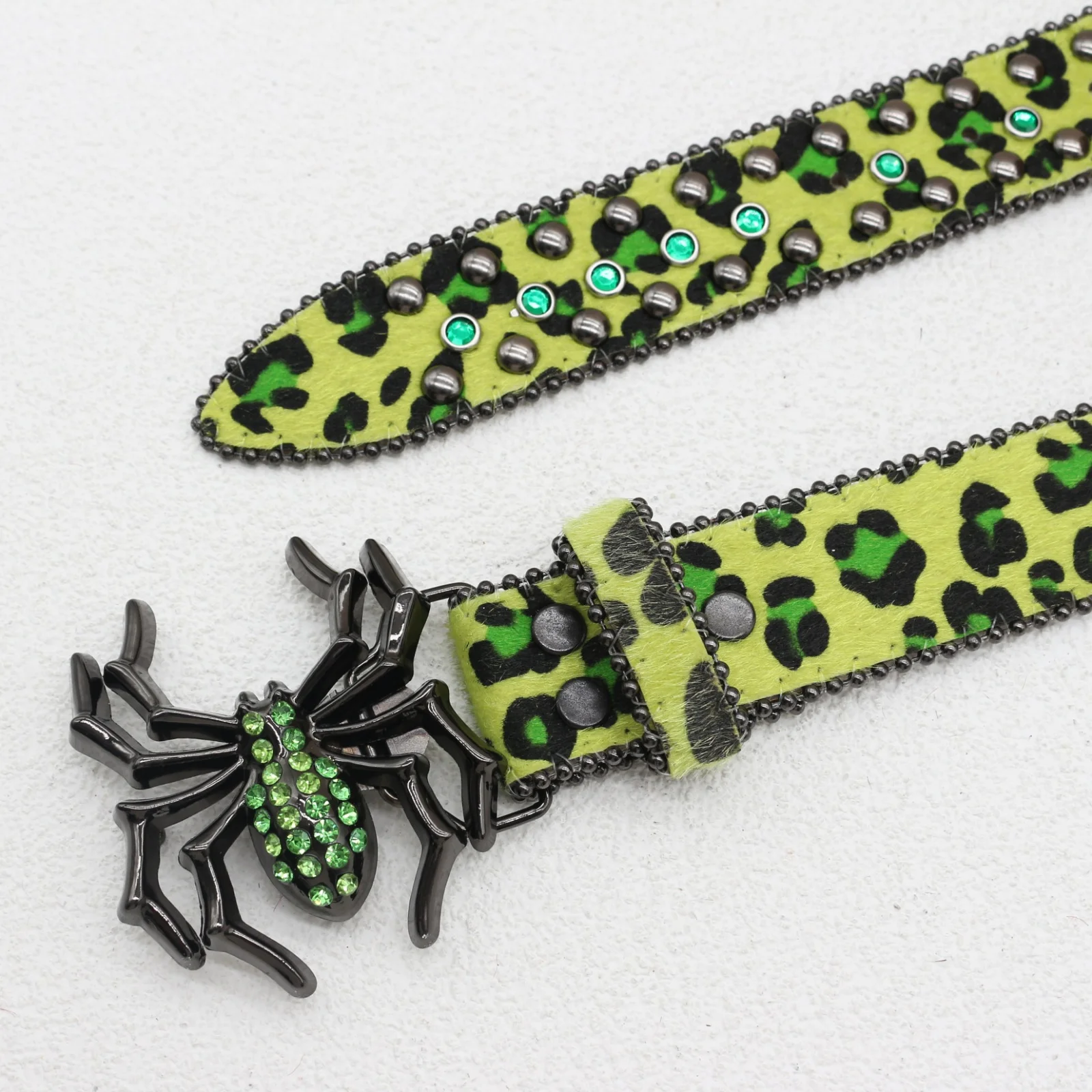 حزام جديد من حجر الراين العنكبوتي بطباعة الفهد، حزام برشام جينز على طراز الهيب هوب الأوروبي والأمريكي Y2K، حزام بإبزيم عنكلي كبير.