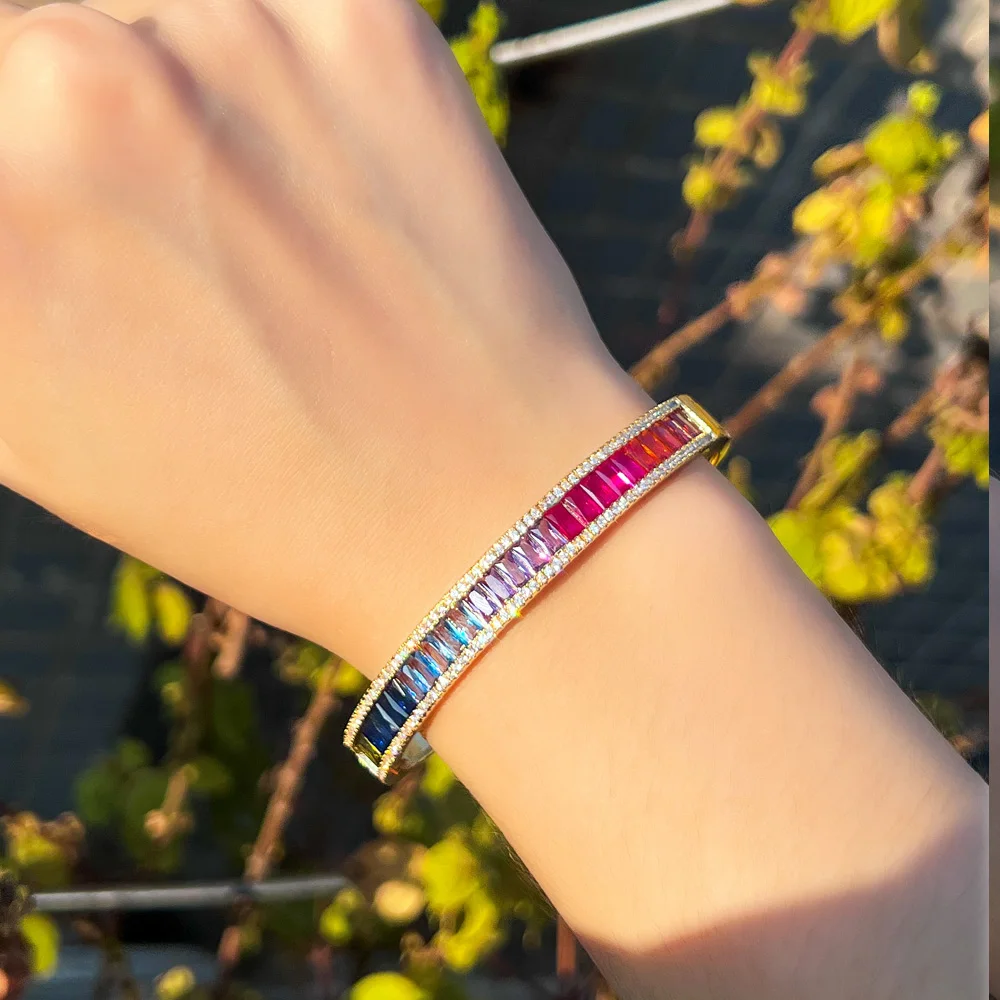 CWWZircons Einzigartiger Baguette-Regenbogen-Zirkon Runder Offener Armreif für Damen Trendiger Brasilianischer Vergoldeter Schmuck Großhandel SZ0052 – Detail 3