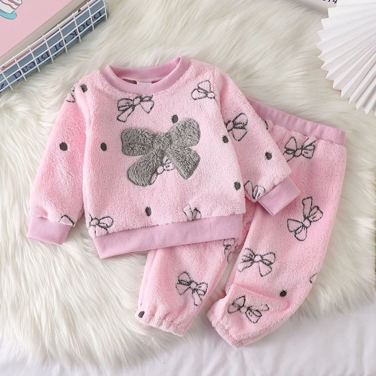 Lässiges zweiteiliges Set für Babymädchen: Oberteil mit Rundhalsausschnitt, langen Ärmeln und Schleifenmuster sowie lange Hose, ideal für Herbst- und Winterkleidung. – Detail 3