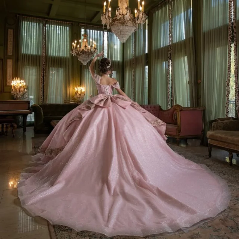 Robe Quinceanera rose brillant dentelle superposition épaules dénudées paillettes décalcomanie longue queue nœud robes de 15 Quinceanera ﻿ Personnalisé