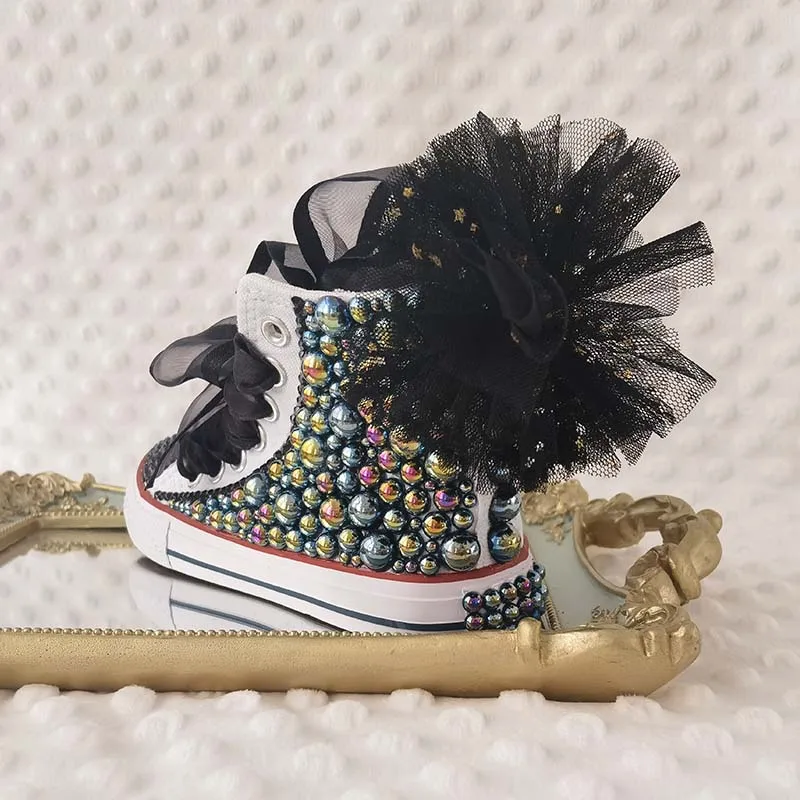 Zapatos de lona con flores de malla negra para niña, zapatos personalizados, regalo de fiesta de cumpleaños, zapatillas de deporte con perlas y pompones ostentosas hechas a mano