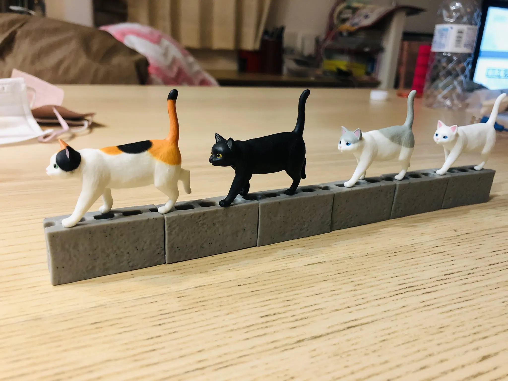 Epoch Tarlin cápsula juguetes lindo kawaii gato caminante en bloques de hormigón y colección de canalones modelos gashapon