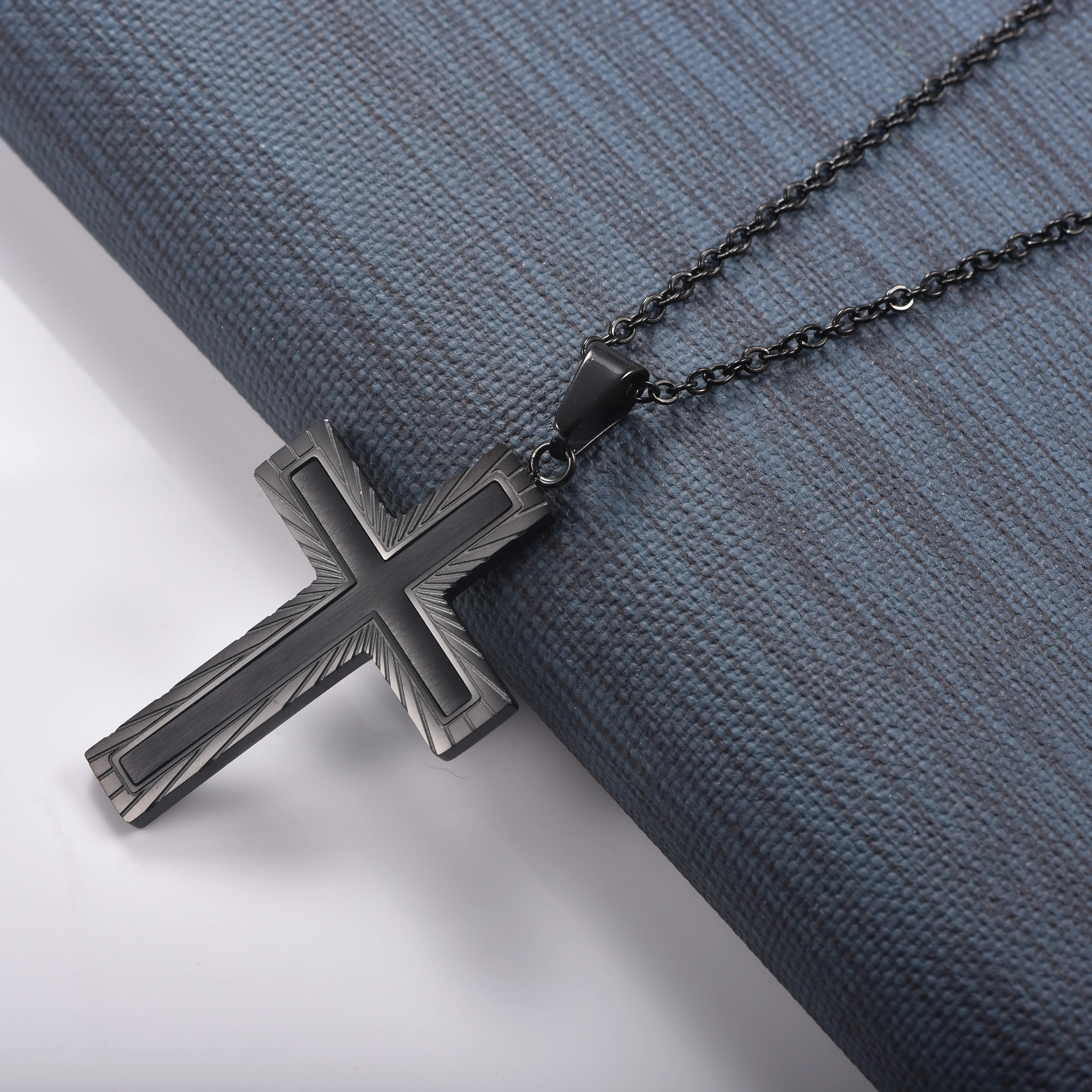 Vintage-Halskette mit Kreuzanhänger aus poliertem Edelstahl, Unisex, für den täglichen Gebrauch, Geburtstags- und Weihnachtsgeschenk. – Detail 4