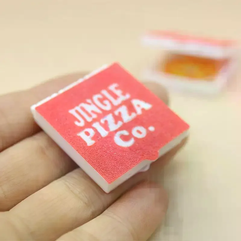 1/12 Miniaturowe pizzy do domku dla lalek z pudełkiem, dekoracja kuchni domku dla lalek, zabawki do zabawy w udawanie dla lalek.