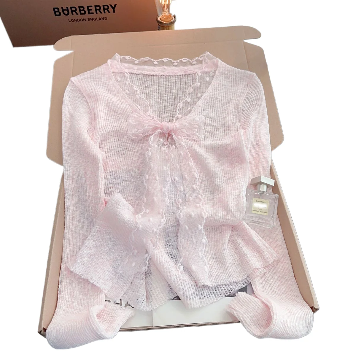 Cárdigan de punto con protección solar de encaje y lazo para mujer, novedad de verano, Top holgado con cuello en V, versión coreana, abrigo versátil de manga larga de Color sólido