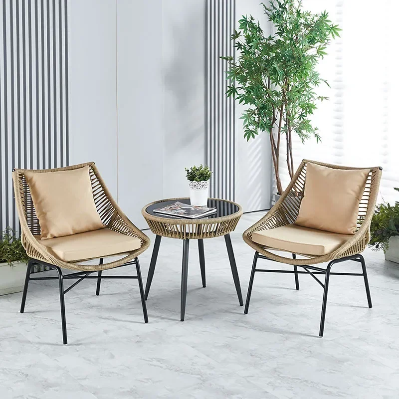 

Простой балкон, столы и стулья для отдыха, проживание в семье, один стол, два стула, уличные водонепроницаемые и солнцезащитные стулья из ротанга