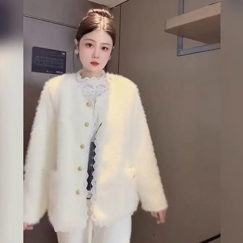 Women's French Retro Long-Sleeved Lace Jacket Elegant Thicken Outwear for Autumn High-End Fashion Gentle All-Match Coat Top