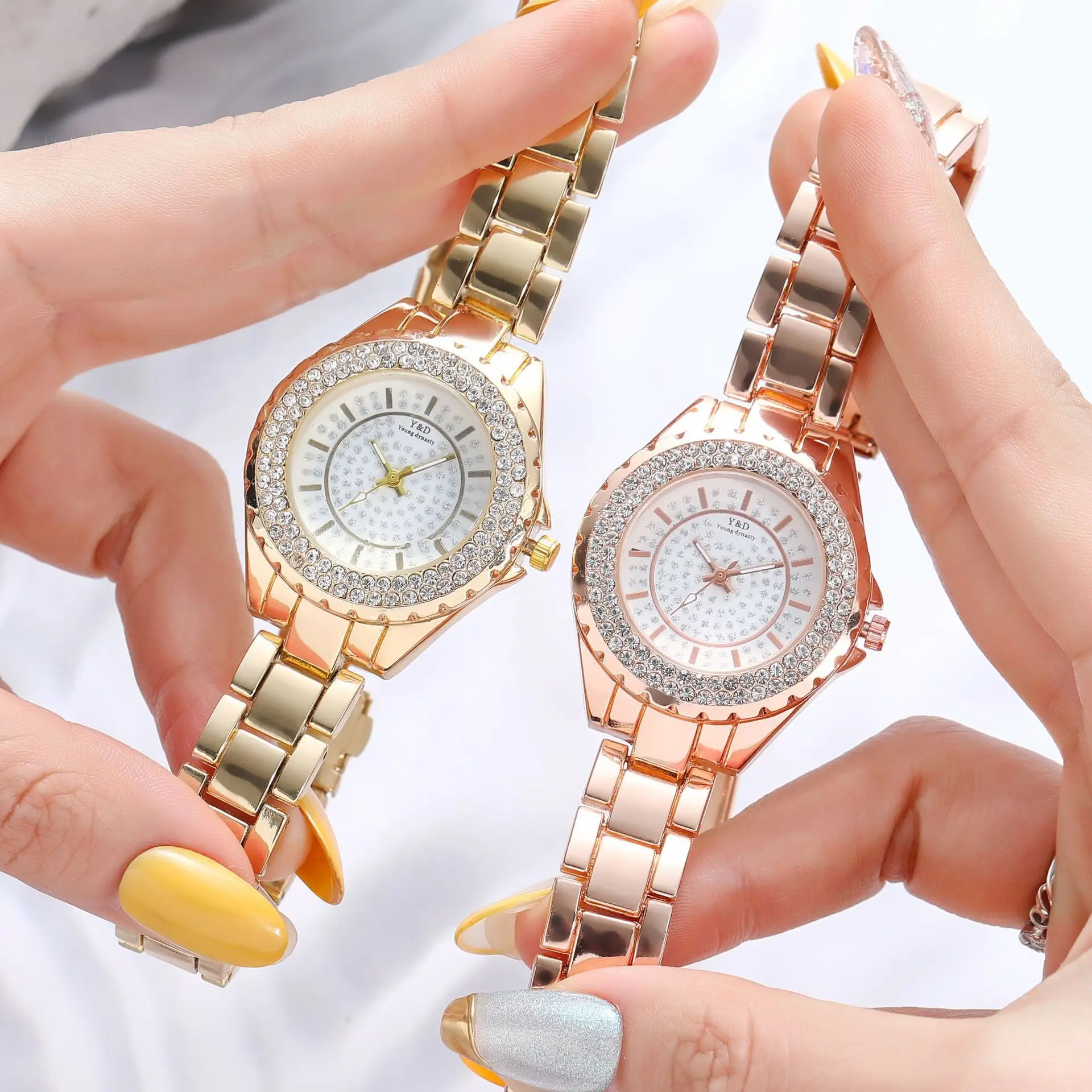 นาฬิกาควอตซ์สำหรับผู้หญิงสายนาฬิกาโลหะนาฬิกาผู้หญิงแบรนด์หรูพร้อมดาวเต็มพลอยเทียมสายนาฬิกาโลหะ