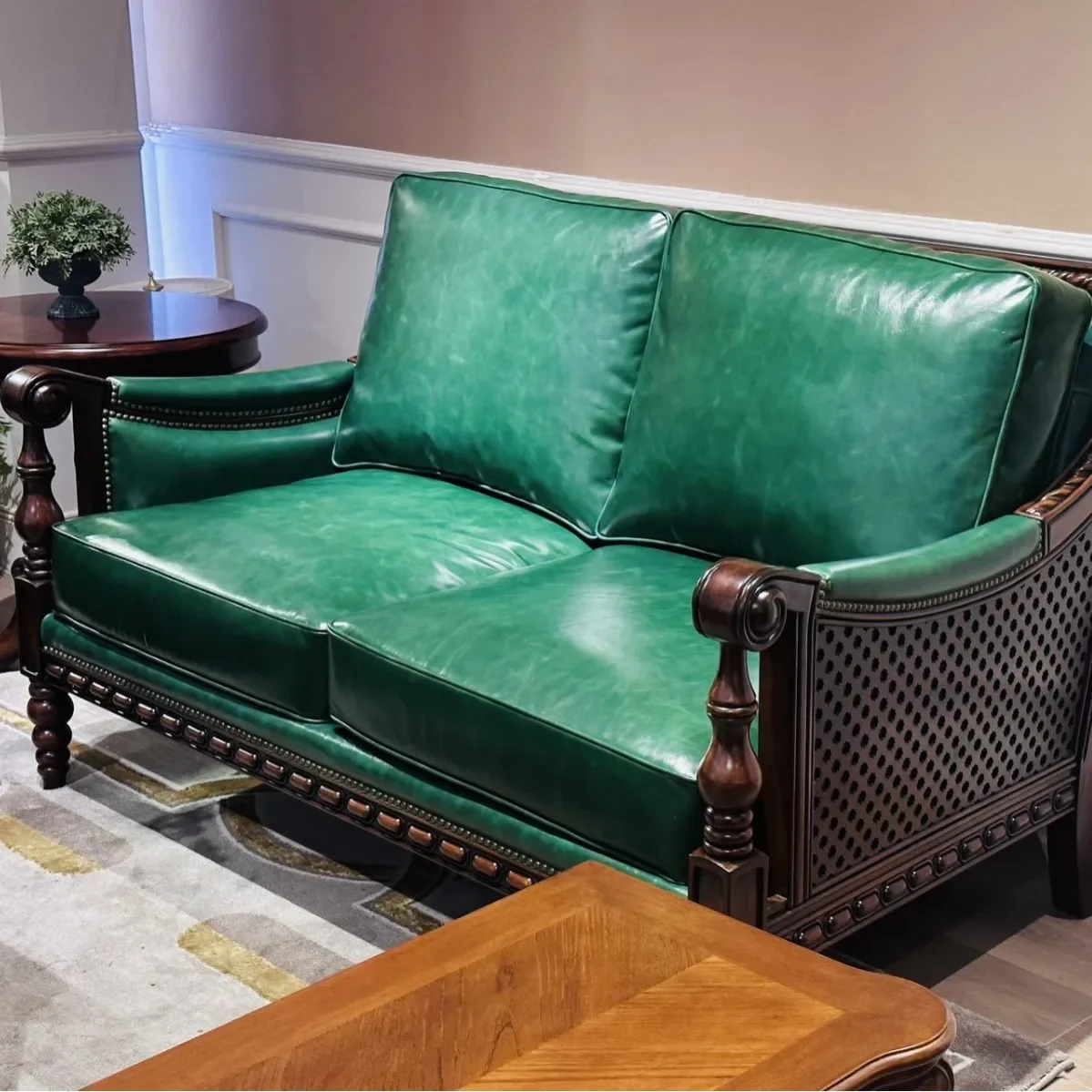 

American retro dark green leather sofa, cowhide sofa on the first floor of the villa living room