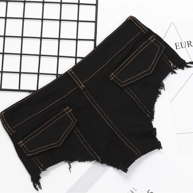 New Fashionable and Sexy Low-waisted Jeans Are Color-blocked Denim Hot Pants with Raw Edges Tight-fitting and Hugging The Hips