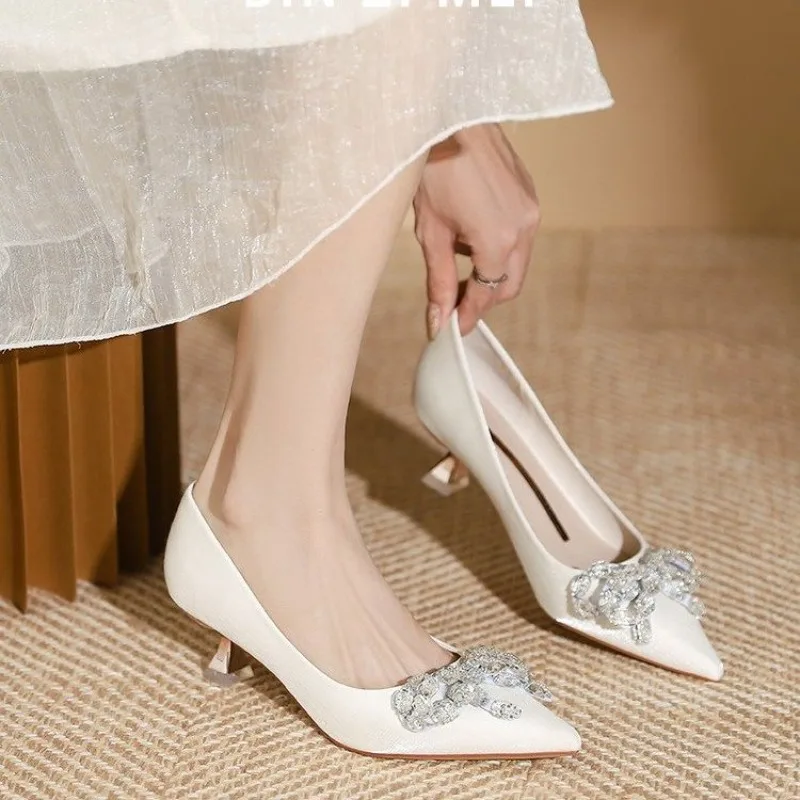 Salto alto 2025 verão novo temperamento apontou toe boca rasa moda versátil sola macia commuter sapatos únicos femininos