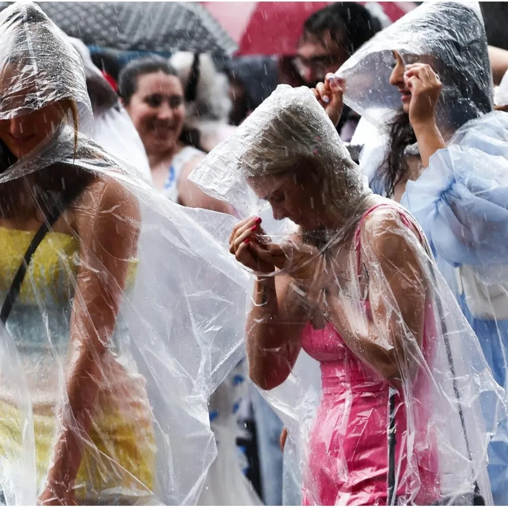 مجموعة مكونة من قطعتين من معطف المطر للاستعمال مرة واحدة، عباءات مطر للاستعمال مرة واحدة للبالغين، عباءات مطر للبالغين مع غطاء رأس برباط للرجال والنساء