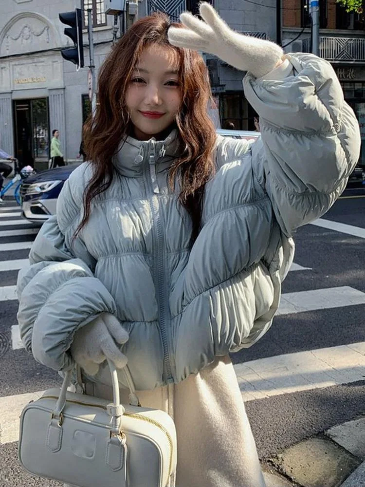 

Женская зимняя хлопковая куртка с милым облаком и пончиком, новый дизайн, утягивающее пальто с хлебом, 2025 г., шикарная верхняя одежда, плиссированная марлевая куртка в стиле Харадзюку
