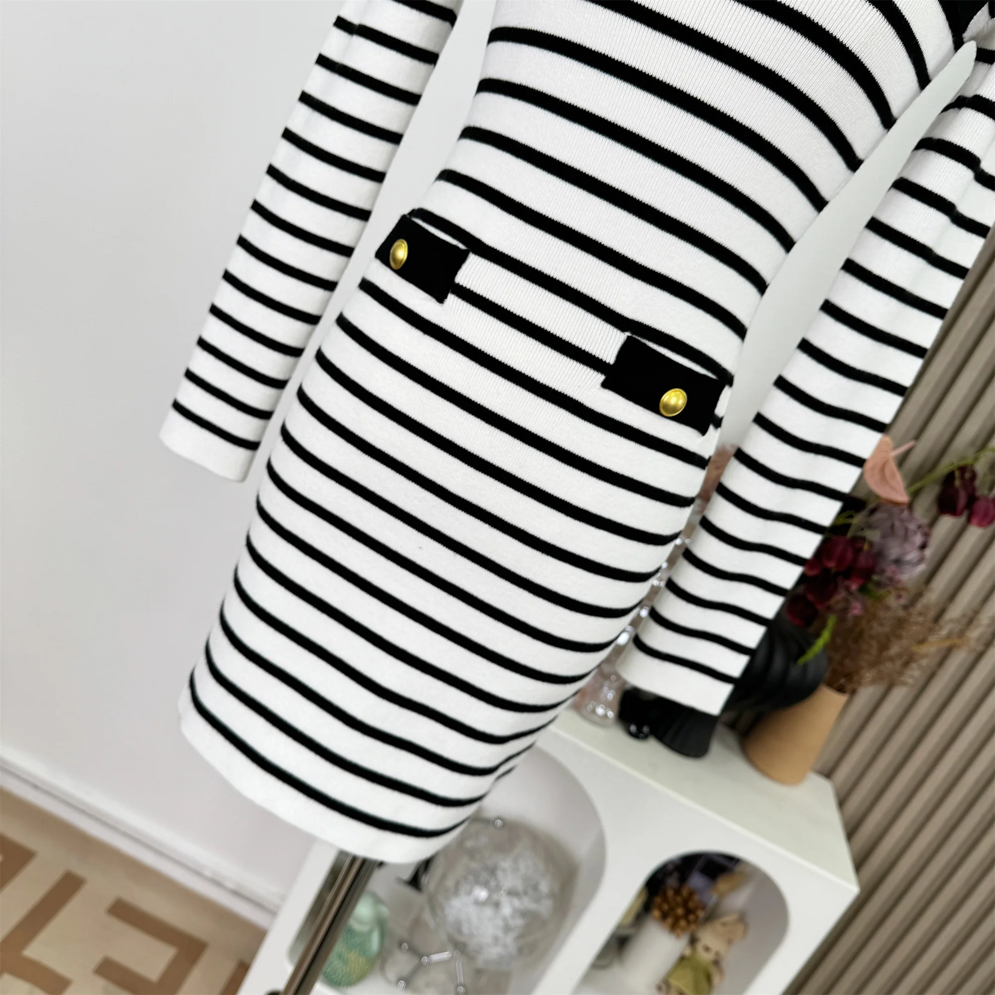 فستان نسائي خريفي وشتوي أنيق بياقة مدورة مخطط نحيف محبوك فستان قصير ضيق ملابس الشارع