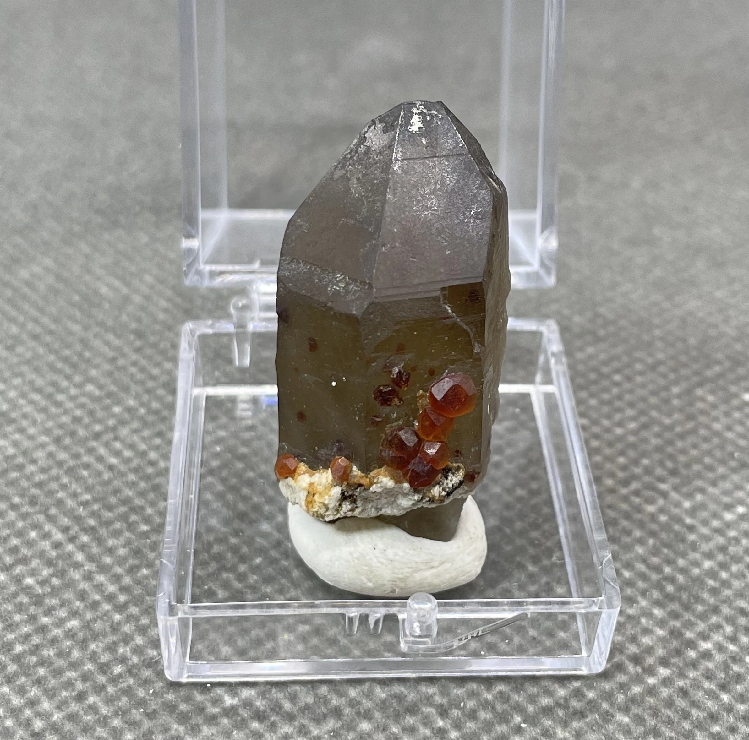 

NEW! 100% natural rare garnet and tea crystal symbiotic mineral specimens stones and crystals quartz crystals + box size 3.4cm