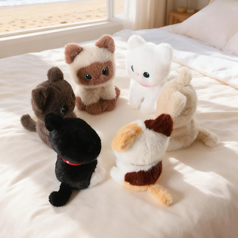 Niedliche sitzende Kätzchen-Plüschtiere, weiche, flauschige Cartoon-Katzenpuppe, schöne Büro-Schreibtischdekoration, lustiges Geschenk für die Familie, als Begleiter.