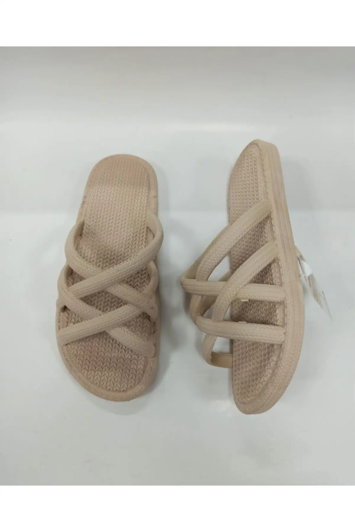 Chinelos femininos de cor bege