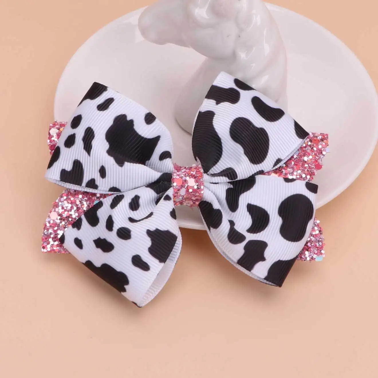 Bowknot 점선 디자인 동물 테마 귀여운 액세서리와 소녀를위한 사랑스러운 암소 인쇄 패브릭 헤어 클립