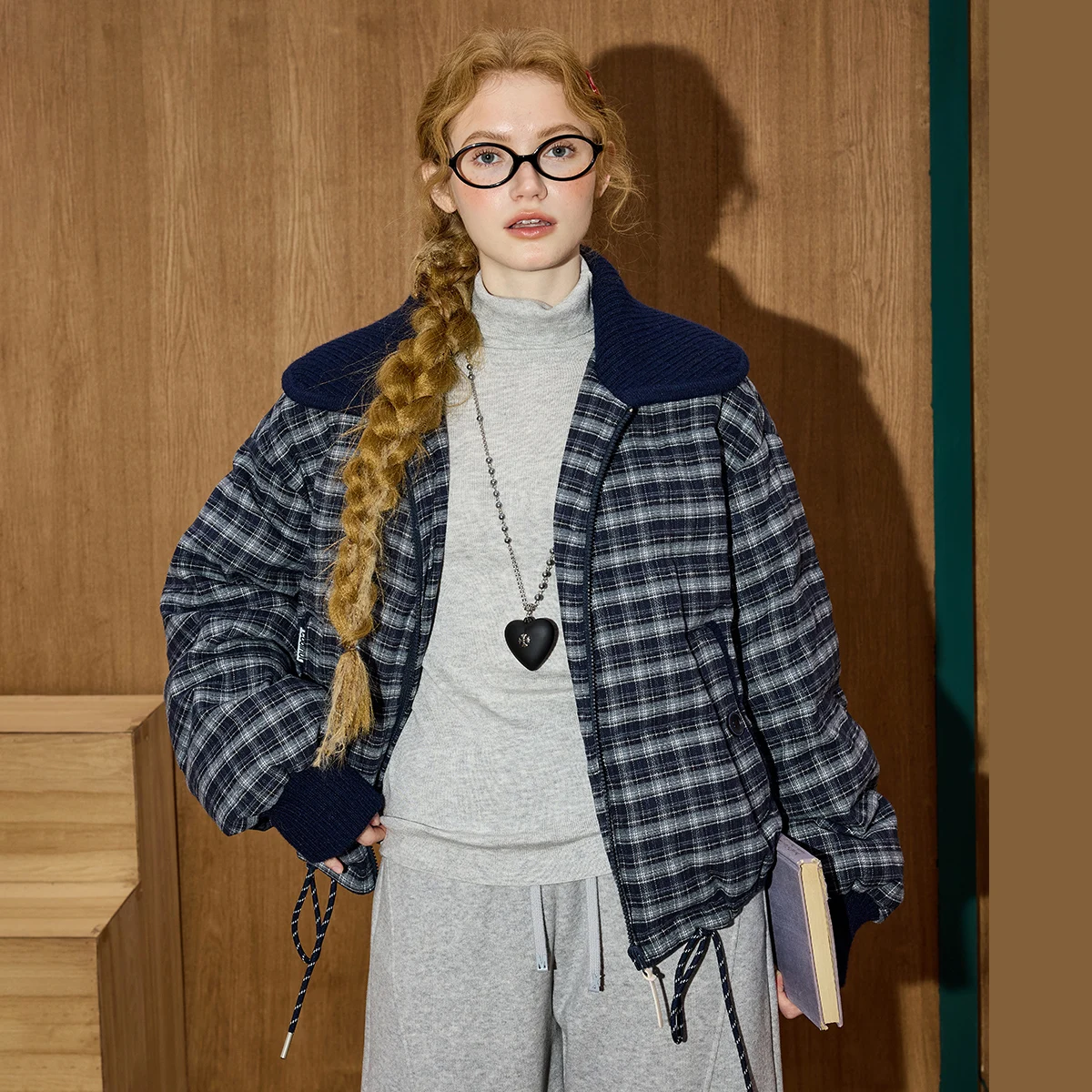 سترة نسائية شتوية لعام 2025 بياقة 90% سترة قصيرة منتفخة منقوشة مرقعة معطف دمية بلوزة تصميم سترة مبطنة كبيرة الحجم #5