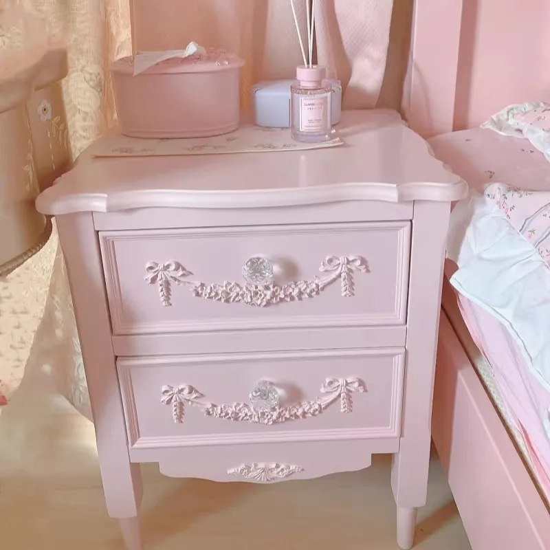 Französischer geschnitzter Nachttisch im Prinzessinnen-Stil aus Massivholz – Schlafzimmerschrank für Dopamin-Mädchen mit Herzdesign
