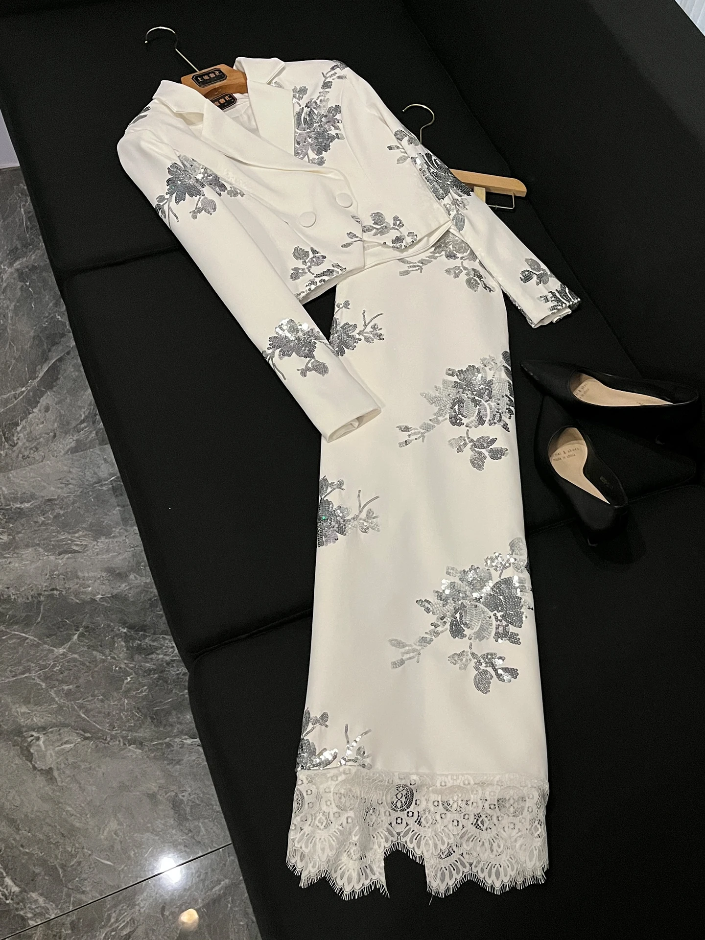 

Модный комплект из топа и юбки А-силуэта с высокой талией, кружевными вставками и воротником-стойкой, украшенный пайетками, женский костюм из двух предметов.