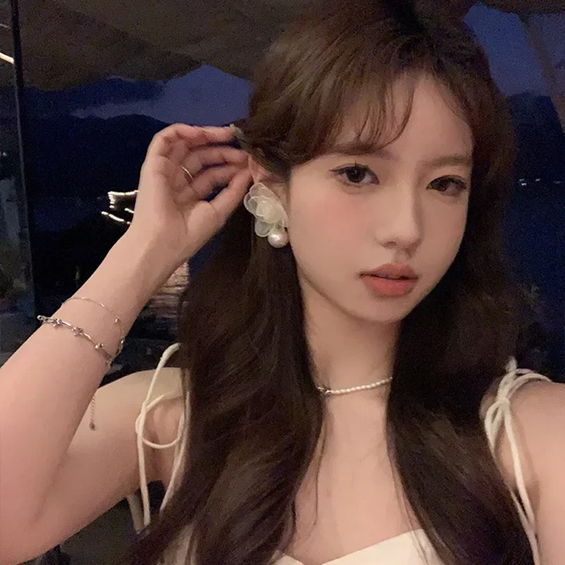 2025 جديد المرأة الخفيفة الأقراط الفاخرة الفرنسية روز قرط كبس المألوف ورومانسي اللؤلؤ الراقية أقراط دون ثقوب الأذن