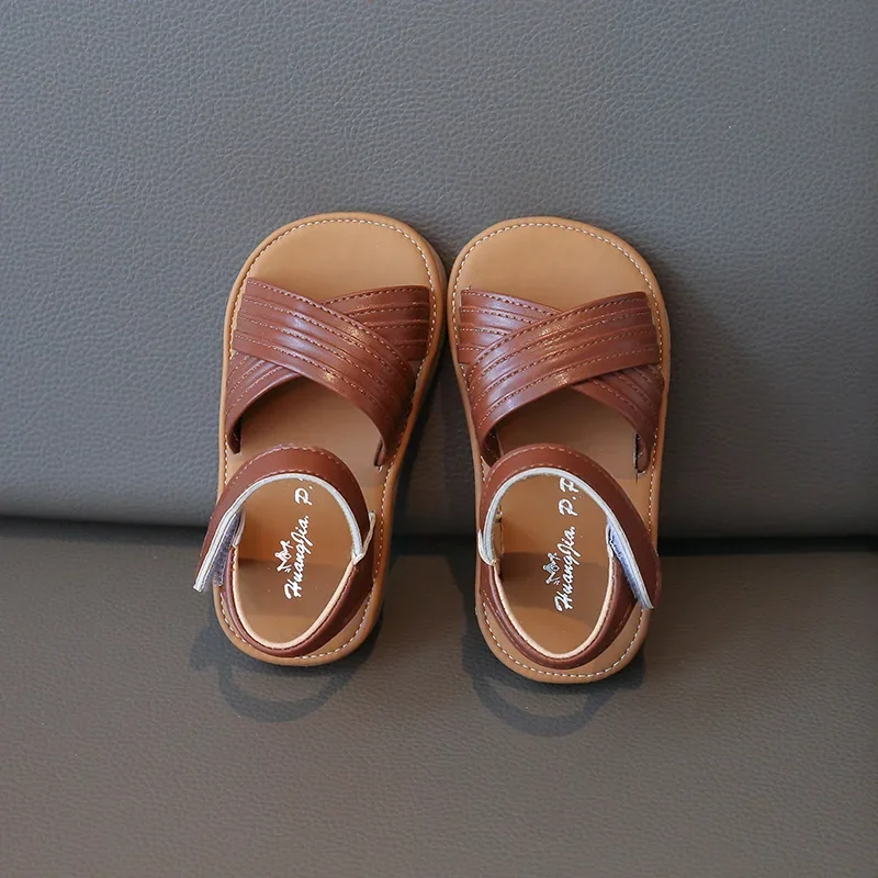 

2025 сандалии для девочек, новинка лета с перекрестными ремешками, бежевая обувь для девочек, коричневая нескользящая повседневная детская пляжная обувь с мягкой подошвой
