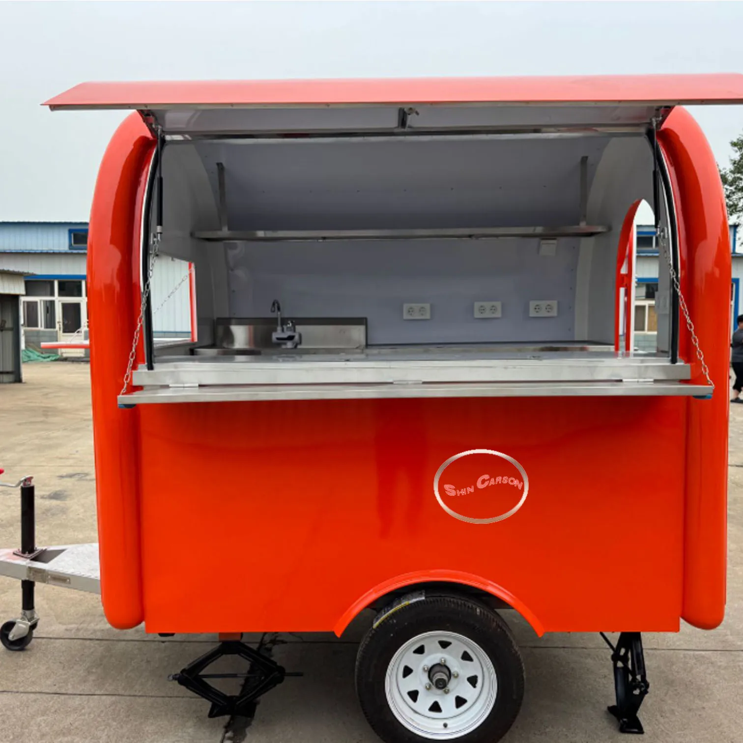 

The main body of the trailer is controlled by orange-red, this warm-toned color will be made by one