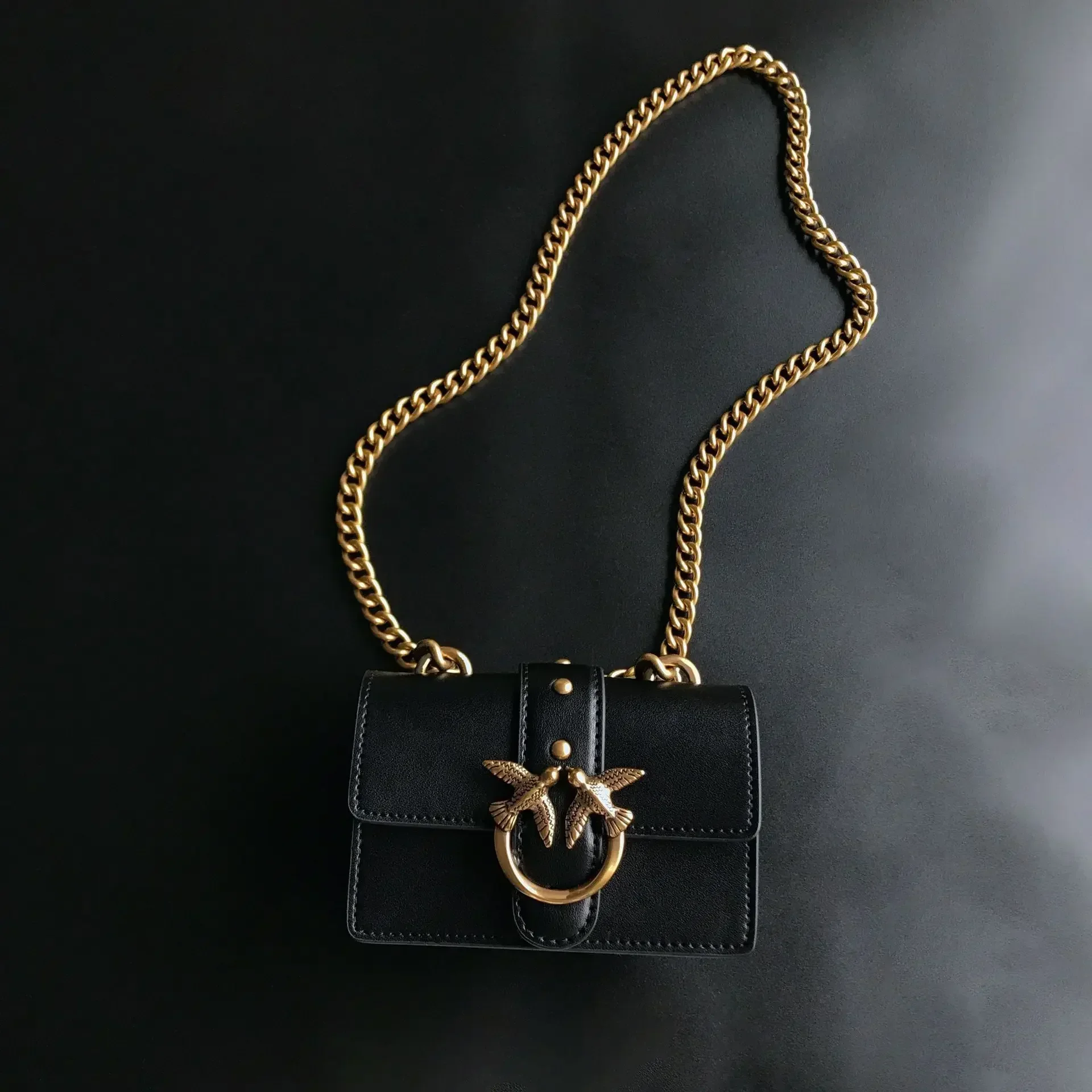 2026 Neue Damen-Umhängetasche in Beige mit V-Steppung, PU-Leder, Goldener Schwalbenverschluss, Ketten-Mini-Schultertasche für den Alltag, Dating, Hochzeit, Bestseller – Detail 12