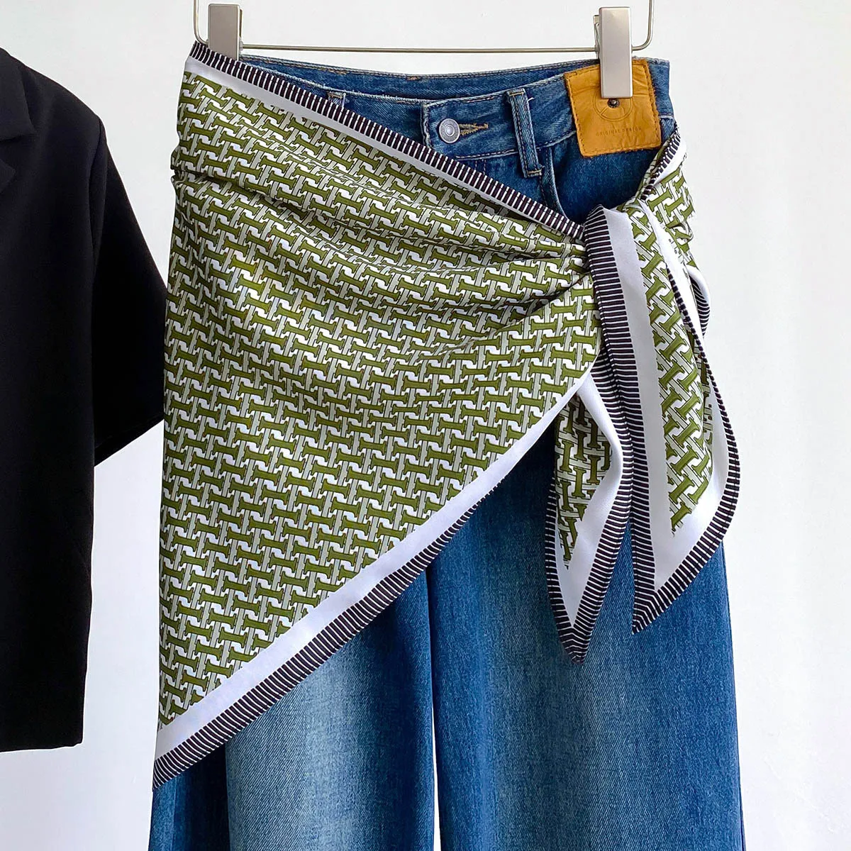 Layering Decor Triangle Bandana Women Fashion Waist Wrap Multi Functional Neck Head Shawl Glossy Silky Trousers Casual Outfit
