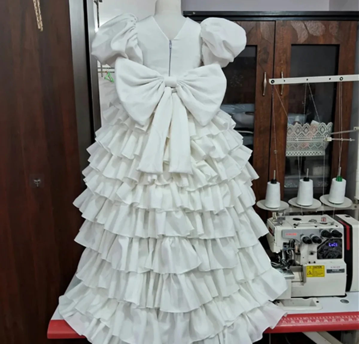 Abito da ragazza di fiore elegante con fiocco da principessa plissettato Sweep Train Abito da prima comunione con fiocco formale da sposa per ragazza Nuovo personalizzato