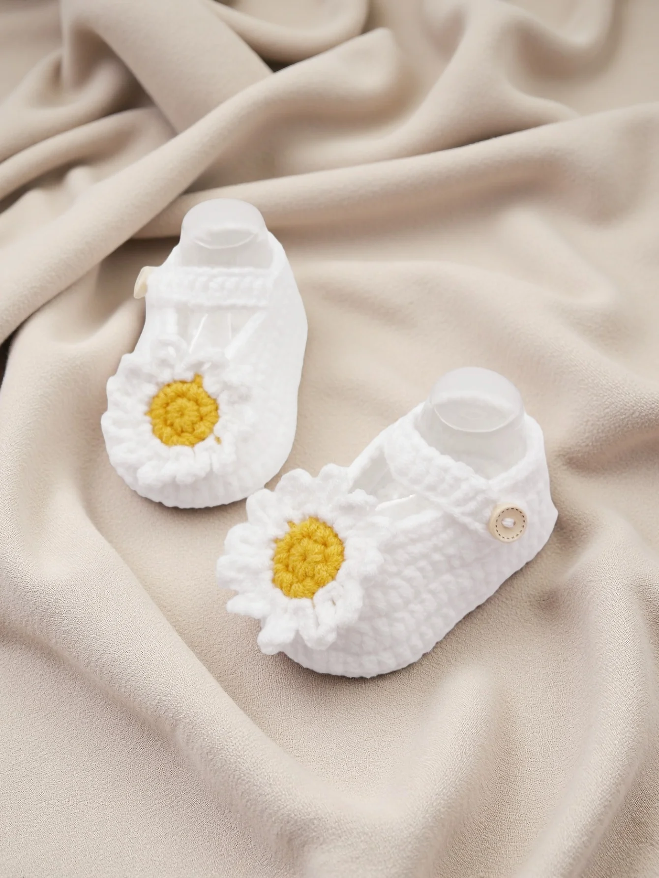 

1 пара детских пинетков, белые вязаные крючком тапочки с желтым цветком, детская обувь ручной работы, 0–12 месяцев