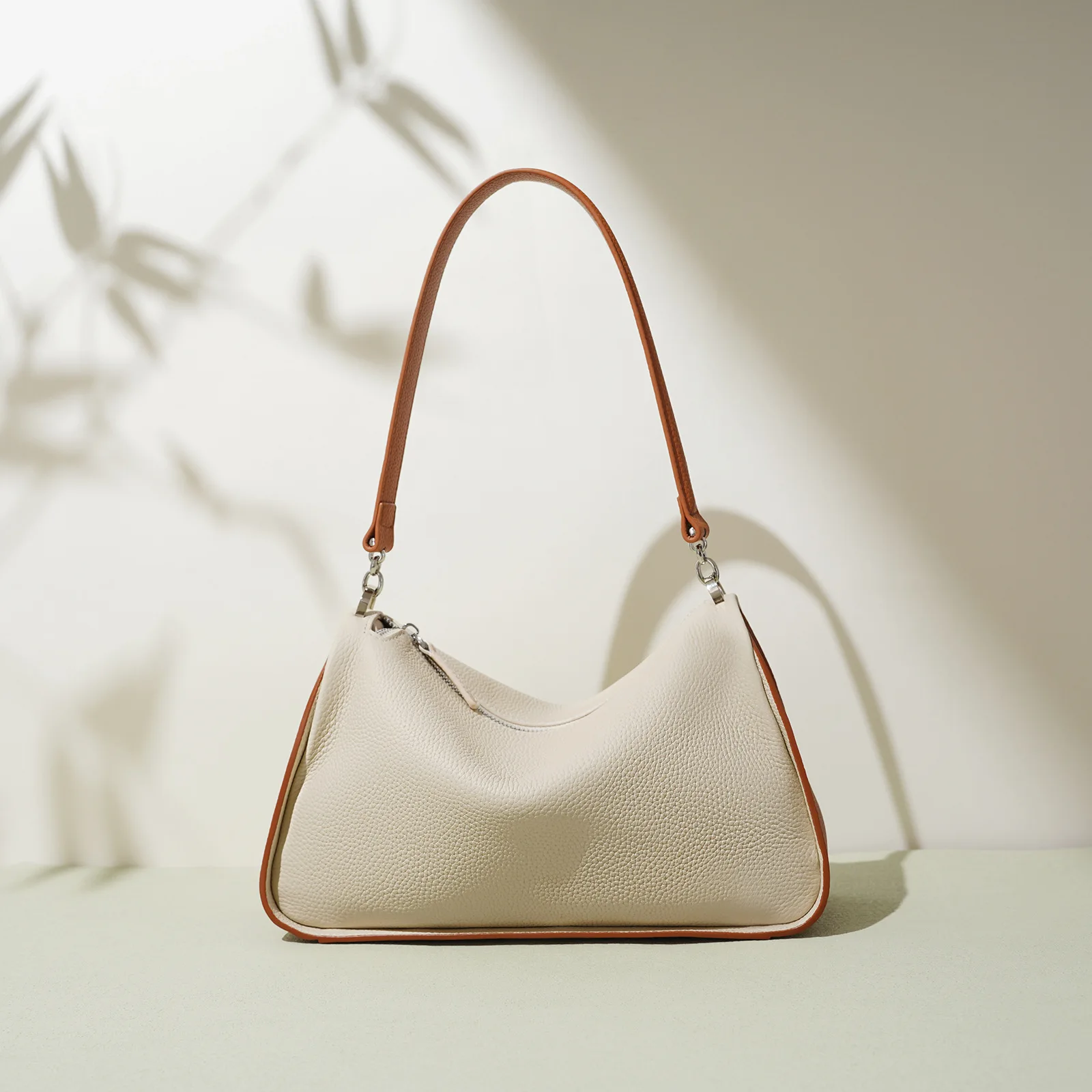 

2025 New Genuine Leather Fashion Design Pillow Tote Women Premium Textured Underarm Crossbody Handbag Commuting Essentials