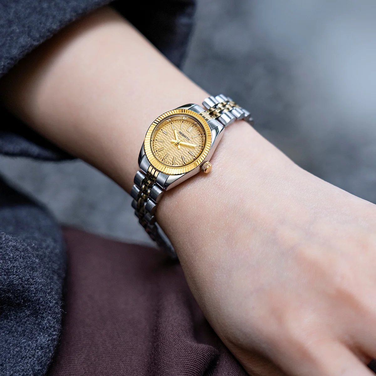 ساعة نسائية أنيقة على مكان العمل وبسيطة بحزام من الفولاذ المقاوم للصدأ