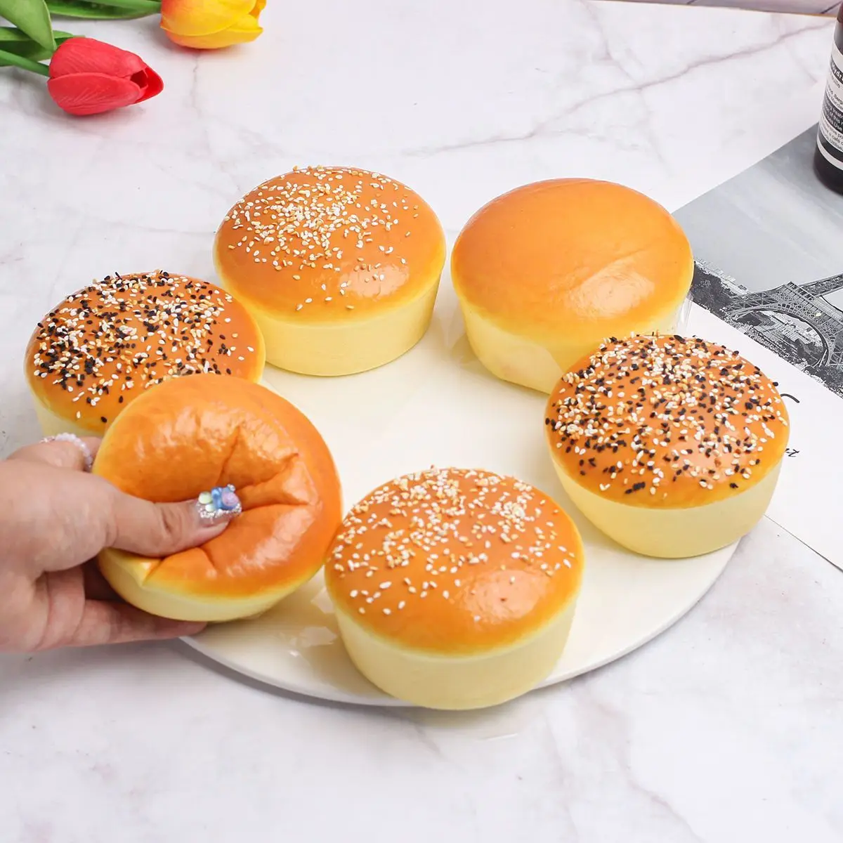 قطعة واحدة من تشعر الخبز المحاكاة فائقة النعومة، وترتداد ببطء ويقرص كعكة العسل المتشققة.