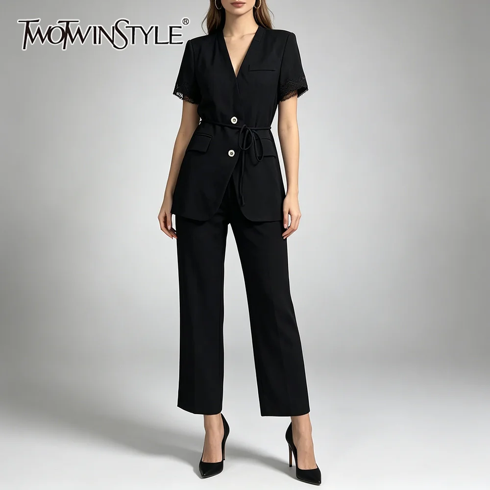 

Комплект из двух предметов TWOTWINSTYLE: однотонный утягивающий топ с вышивкой и короткими рукавами с лацканами, а также широкие брюки. Повседневный женский костюм.