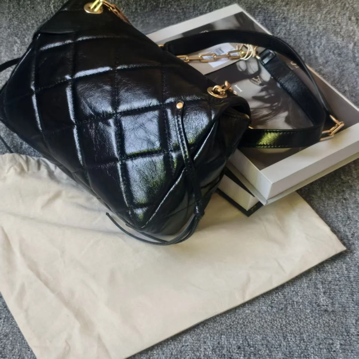 فانيسا برونو حقيبة كتف كبيرة على الموضة للسيدات من فانيسا برونو، حقيبة مربعة من الجلد بتصميم بسيط للمدينة...