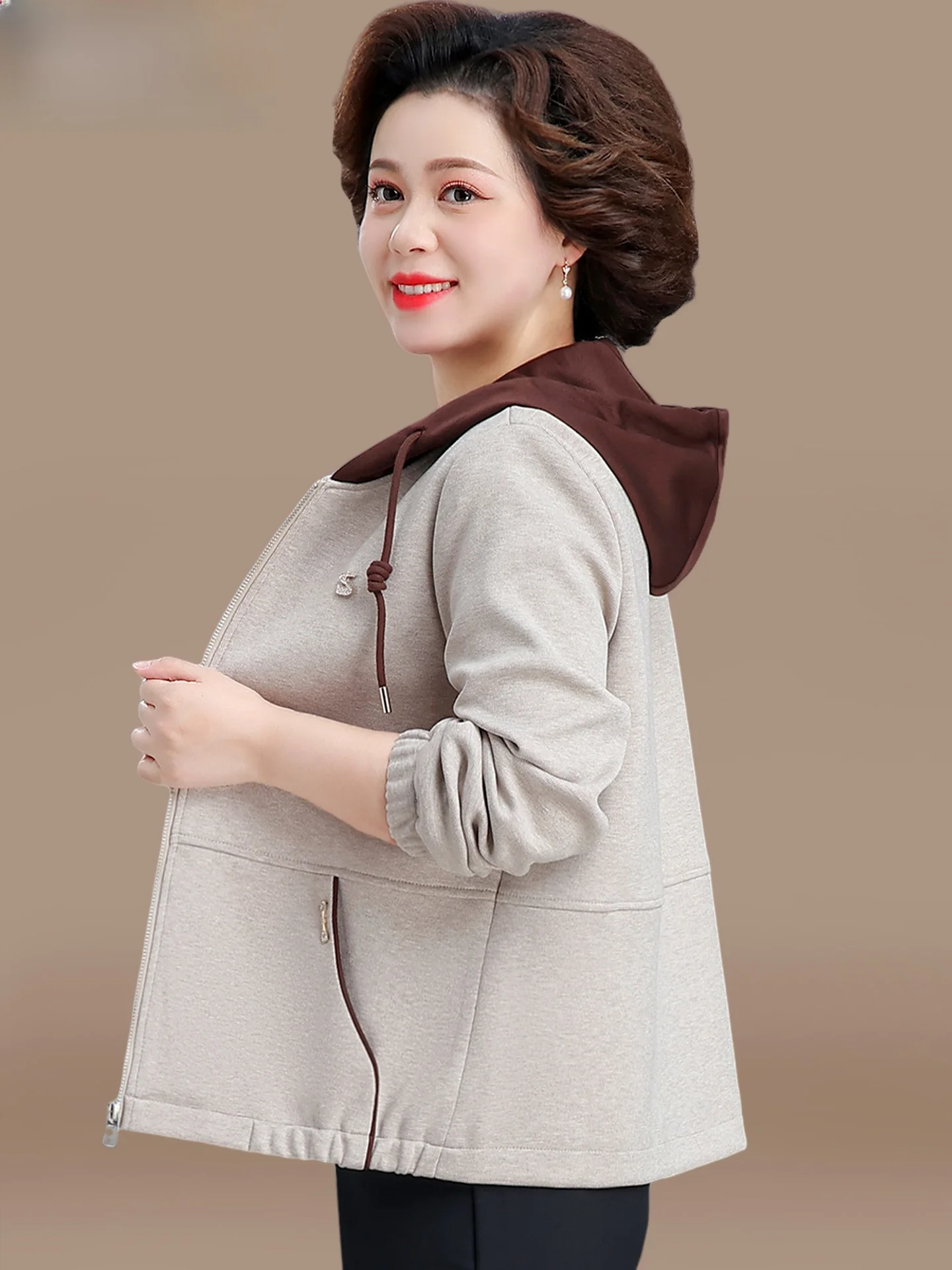 

Повседневная осенняя куртка для женщин среднего возраста: модный универсальный топ с капюшоном на молнии из полиэфирного волокна