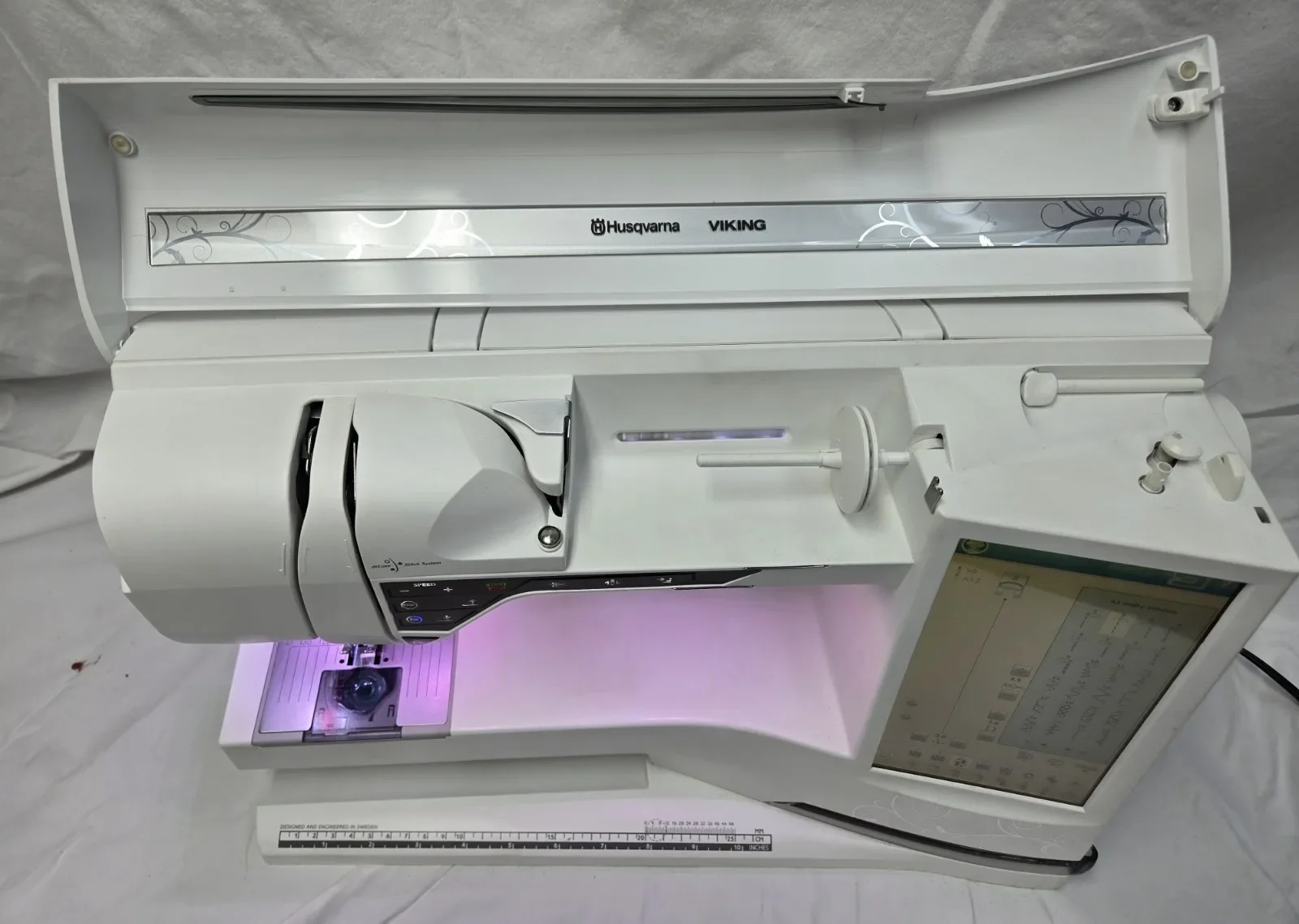 Husqvarna Viking Designer Diamond DeLuxe Sewing/Embroidery Machine