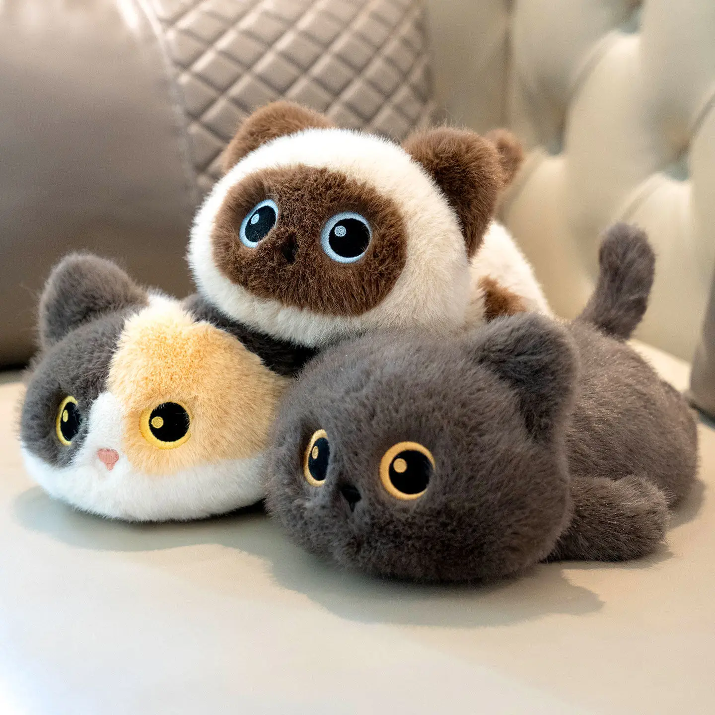 

Милые плюшевые игрушки в виде лежащих кошек: сиамские, трехцветные, черные кошки, мягкие и уютные куклы-кавайи, подарки на день рождения для девочек