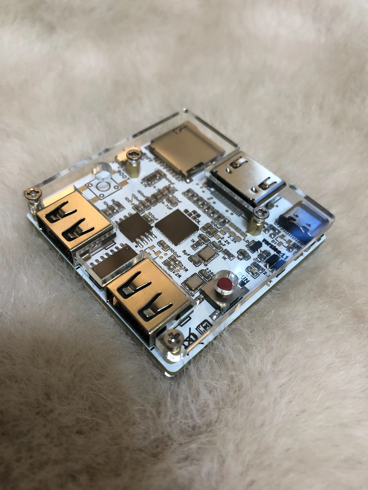 Mini Computadora Retro Macintosh 128K de Bolsillo |   Consola de Juegos Retro Portátil con Salida HDMI y HUB USB con Estuche